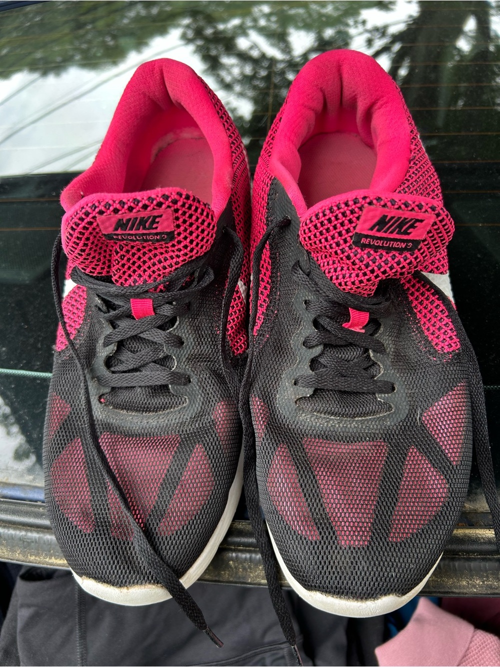 Nike Women's Black and Hot Pink Athletic Running Shoes
